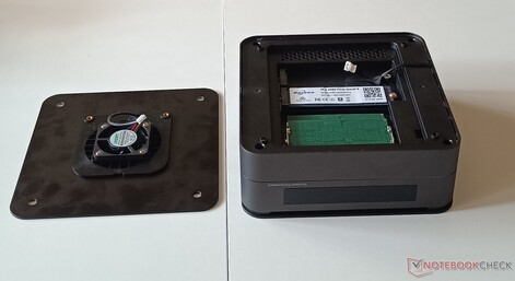Gli slot della RAM e dell'SSD sono facilmente accessibili rimuovendo il coperchio inferiore.
