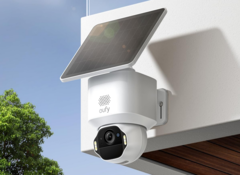 Anker Eufy SoloCam E42 (nella foto) può registrare continuamente se alimentata via cavo e supporta la ricarica solare con il pannello SolarPlus 2.0 staccabile di Eufy. (Fonte: Amazon/Anker)