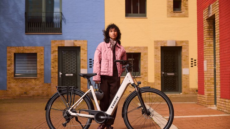 La e-bike District+ nella variante cromatica argento lunare