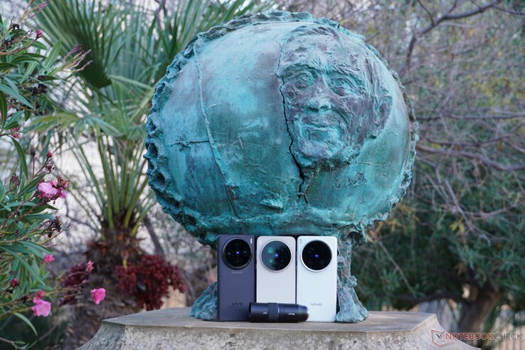 Gli anni 2024 e 2025 hanno visto il rilascio di tre generazioni di ammiraglie Vivo: Vivo X100 Pro (a sinistra), Vivo X200 Ultra (a destra) e Vivo X300 Pro (al centro).