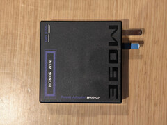 Il caricatore verrà fornito con due convertitori. Nella foto: una vista laterale dell'adattatore.