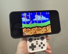 Il controller mobile a scatto Abxylute M4 in bianco retrò (fonte: Notebookcheck)