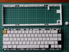 Il Lemokey P2 HE si smonta semplicemente rimuovendo la manopola e tirando via la custodia superiore