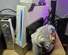 Una Nintendo Wii modificata con un controller GameCube accanto