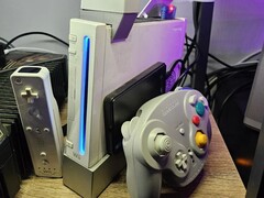 Una Nintendo Wii modificata con un controller GameCube accanto