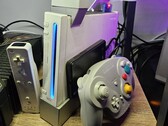 Una Nintendo Wii modificata con un controller GameCube accanto