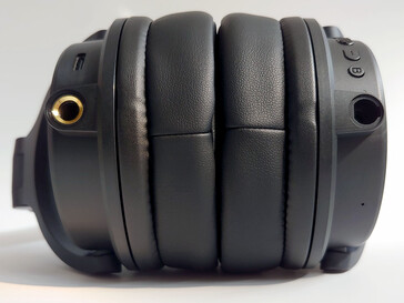 Porta USB e jack da 6,35 mm sul padiglione sinistro, jack da 3,5 mm su quello destro. (Fonte immagine: Notebookcheck)