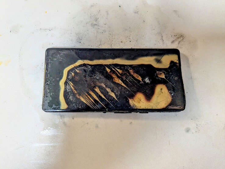 Un Google Pixel 6a bruciato e fuso dopo che la batteria si è surriscaldata e ha preso fuoco. (Fonte immagine: utente Reddit u/zaliver)