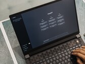 Mani che digitano sulla tastiera di un laptop con la pagina iniziale di ChatGPT sullo schermo