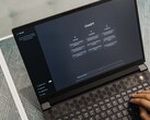 Mani che digitano sulla tastiera di un laptop con la pagina iniziale di ChatGPT sullo schermo