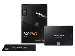 L'unità a stato solido Samsung 870 EVO SATA da 2,5 pollici nella foto accanto alla confezione di vendita al dettaglio (Fonte: Samsung)