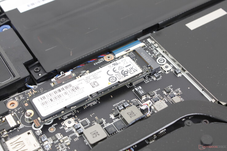 SSD M.2 PCIe4 x4 primario, senza diffusore di calore incluso