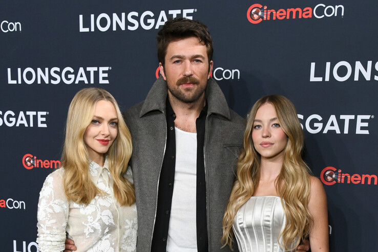 Incontra i volti dietro la suspense. Sydney Sweeney nel ruolo di Millie, Amanda Seyfried nel ruolo di Nina e Brandon Sklenar nel ruolo di Andrew: un trio pronto a svelare una rete di segreti in The Housemaid