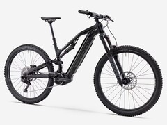La nuova e-bike nera Decathlon E-FEEL 900 S