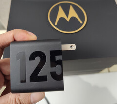 La prossima ammiraglia Moto di Motorola potrebbe supportare la ricarica veloce a 125 W. (Fonte: Chen Jin)