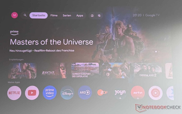 Interfaccia Google TV dell’Etoe Dolphin 2 (stanza leggermente in penombra con una finestra sulla destra, schermo ad alto contrasto)