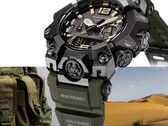 Primo piano del Casio G-Shock Mudmaster GWG-B1000-1A3 che ne mostra la cassa nera, i dettagli del quadrante color cuoio, il cinturino verde oliva, le robuste protezioni e la scritta «Triple Sensor», sullo sfondo di equipaggiamento militare e di un paesaggio desertico.