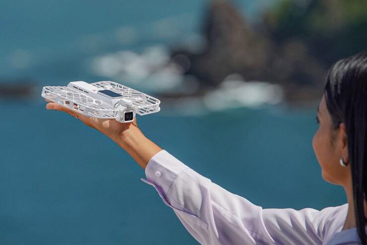 L’Hoverair Versa si fissa alla base del drone Flight Kit tramite l’attacco MagLatch.