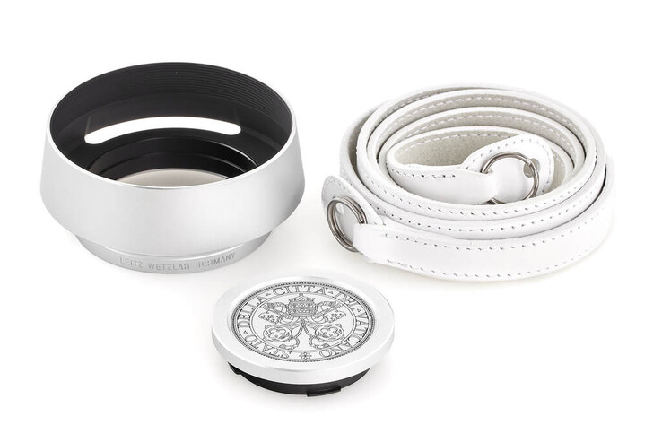 Il kit M-A Leica 'Papa Francesco' comprende un paraluce, una cinghia e un copriobiettivo inciso. (Fonte: Leica)