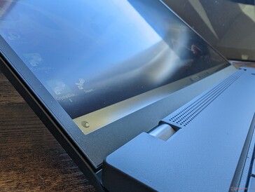 Niente vetro edge-to-edge, ma il touchscreen è opzionale