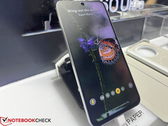 Il display aggiornato promette di eliminare i bagliori e i riflessi anche sotto la luce diretta del sole. Nella foto: NxtPaper 60 Ultra. (Fonte: Notebookcheck)