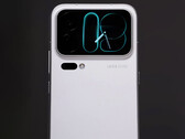 Il display posteriore sembra avere cornici più sottili. Nell’immagine: uno screenshot tratto dal video dimostrativo che mostra lo Xiaomi 18 Pro.