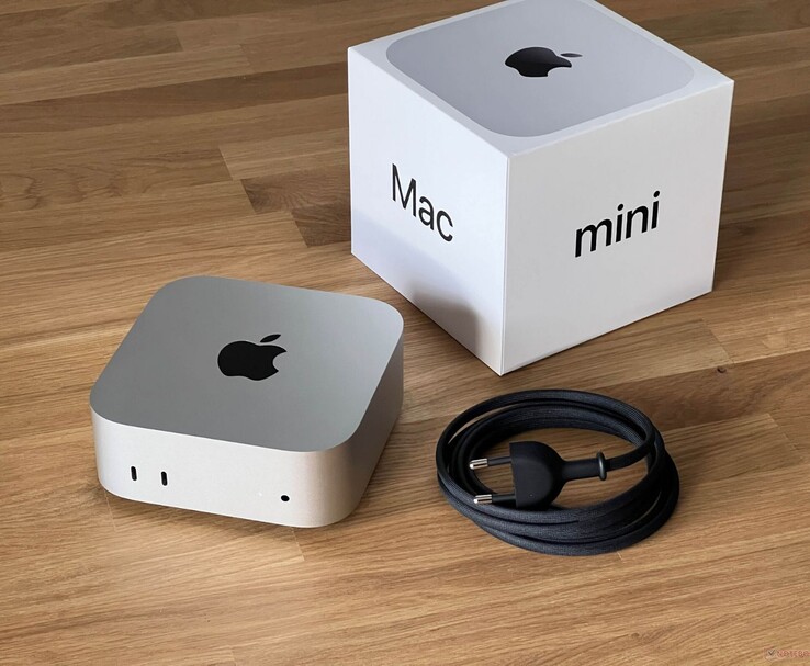 Apple Mac mini desktop mostrato con scatola di vendita e cavo di alimentazione (Fonte: Notebookcheck)