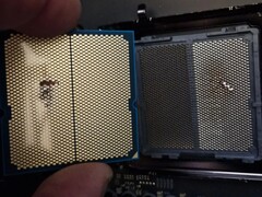 Una CPU Ryzen 9 9950X3D danneggiata che è stata abbinata ad una scheda madre ASRock. (Fonte immagine: I_fliu su Reddit)