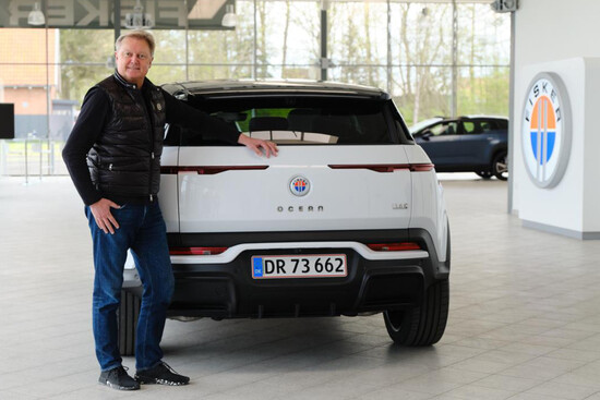 Henrik Fisker, CEO di Fisker, ha consegnato il primo modello di produzione Ocean presso il Fisker Center+ di Copenhagen. (Fonte: Fisker)