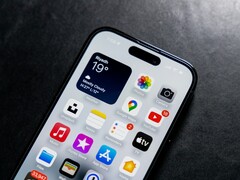 Secondo un leaker, l&#039;iPhone serie 18 non avrà FaceID e fotocamera sotto lo schermo. (Fonte immagine: Omar Al-Ghosson via Unsplash)