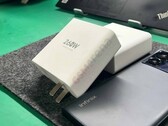 Un mattone di alimentazione Infinix da "260W". (Fonte: GSMArena)