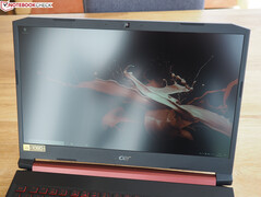 Utilizzo dell'Acer Nitro 5 con luce riflessa sul display