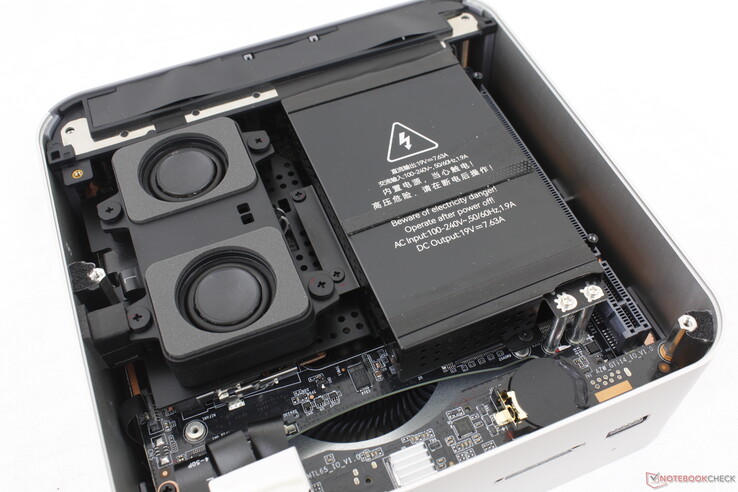 L'accesso ai due slot SODIMM e ai due slot SSD M.2 2280 richiede un ulteriore smontaggio