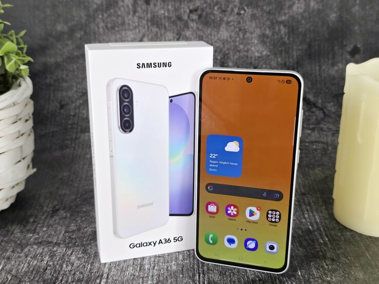 Il nostro dispositivo di prova: Il Samsung Galaxy A36 5G in Bianco Fantastico 