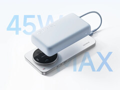 Il nuovo power bank da 45 W di Xiaomi mentre ricarica uno Xiaomi 17 Ultra.