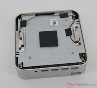 Geekom A9 Max con lato inferiore aperto