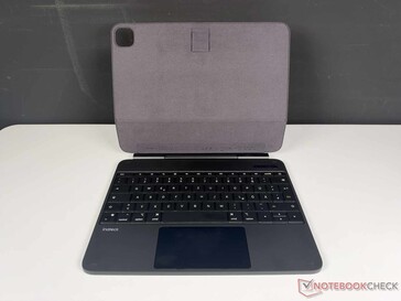 Inateck NeoMagic senza iPad, aperta e vista frontalmente...