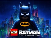 LEGO Batman in piedi, con la sua classica tenuta, sullo sfondo dello skyline di Gotham City bagnato dalla pioggia.