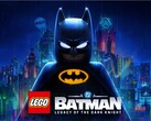 LEGO Batman in piedi, con la sua classica tenuta, sullo sfondo dello skyline di Gotham City bagnato dalla pioggia.