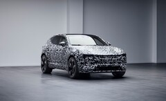 Dopo che il SUV elettrico Polestar 3 è già stato rivelato ufficialmente come prototipo camuffato, un talentuoso designer grafico ha ora cancellato questi motivi ingannevoli (Immagine: Polestar)