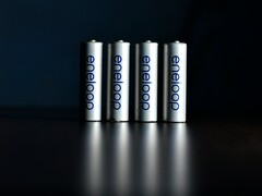 Un'immagine che mostra quattro celle di batterie AA