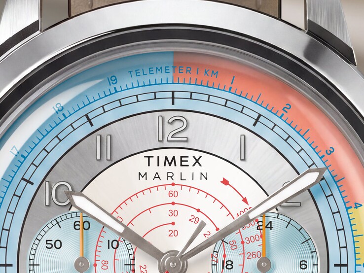 Primo piano del quadrante del cronografo Timex Marlin Neo Classic, che mostra la scala telemetrica blu, la scala tachimetrica rossa e i due contatori secondari.