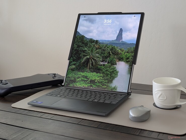 Lo schermo esteso avrà una piega vicino al centro, proprio come negli smartphone pieghevoli o nel ThinkPad X1 Fold 16
