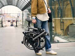 La Brompton Electric P Line: Urban si ricarica completamente in quattro ore. (Fonte: Brompton)