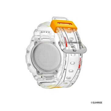 Vista posteriore angolata del G-Shock trasparente a tema Gundam, che mostra il fondello in acciaio inossidabile e la grafica dettagliata del cinturino.