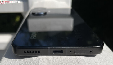 In basso: altoparlante, USB-C 2.0, microfono, doppia SIM