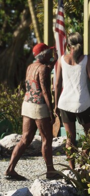 La pelle di questa donna anziana mostra chiari segni di un'esposizione prolungata al sole (screenshot ingrandito di GTA 6).