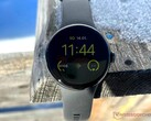 Il Pixel Watch 4 offrirà nuove funzioni SOS e nuove funzioni per gli amanti del fitness, secondo una fuga di notizie. (Fonte: Notebookcheck)