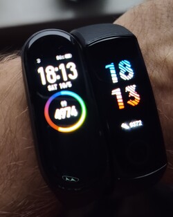 Il numero dei passi che misura l'Honor Band 5 è irrealisticamente elevato. I risultati del Mi Band accanto a quelli dell'Honor Band 5.