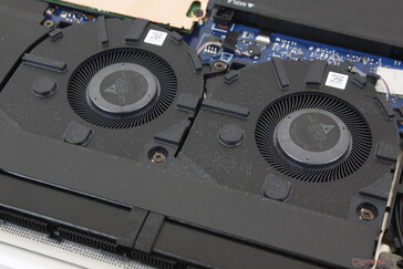 La soluzione di raffreddamento consiste in due ventole da ~45 mm con due tubi di calore condivisi tra la CPU e la GPU